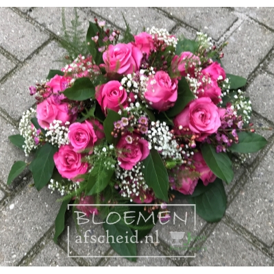 Arrangement in biedermeier model van fel roze rozen